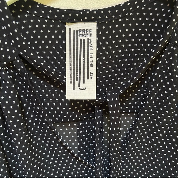 Free People ~ Sleeveless Flowy Black Polka Dot Tie-Bow Blouse in size Medium - Picture 2 of 10
